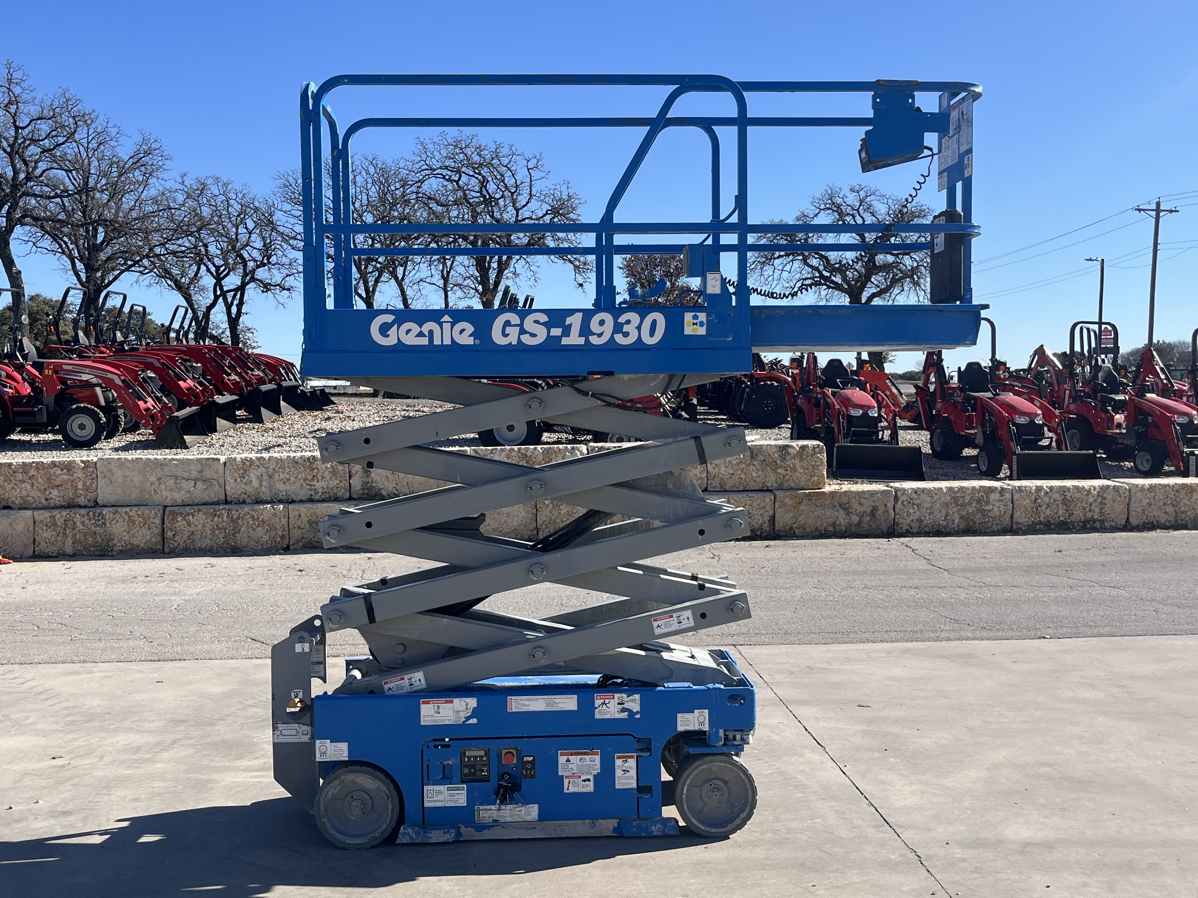 2016 GENIE SCISSOR LIFT HEAVY EQUIPMENT