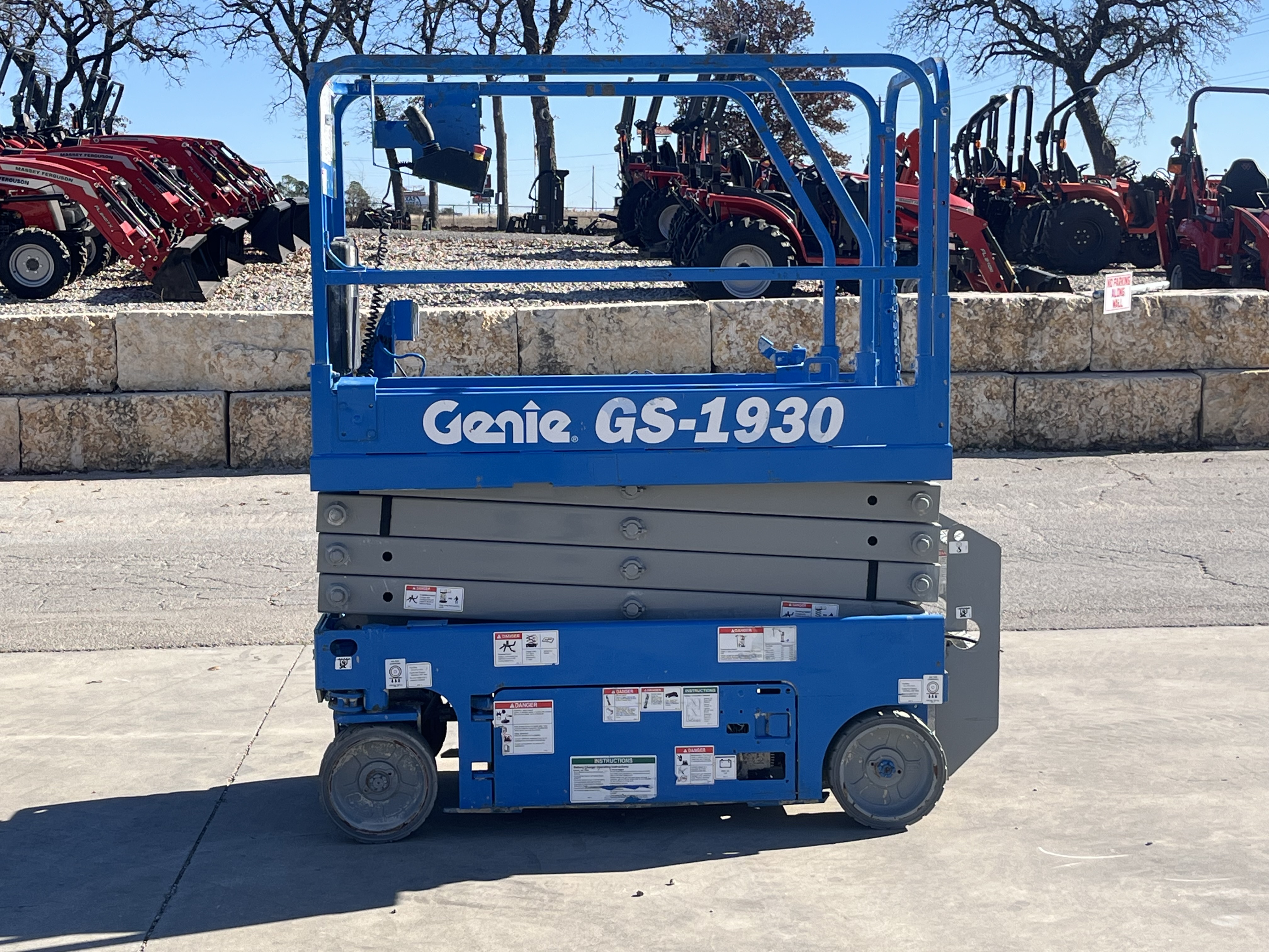 2016 GENIE SCISSOR LIFT HEAVY EQUIPMENT