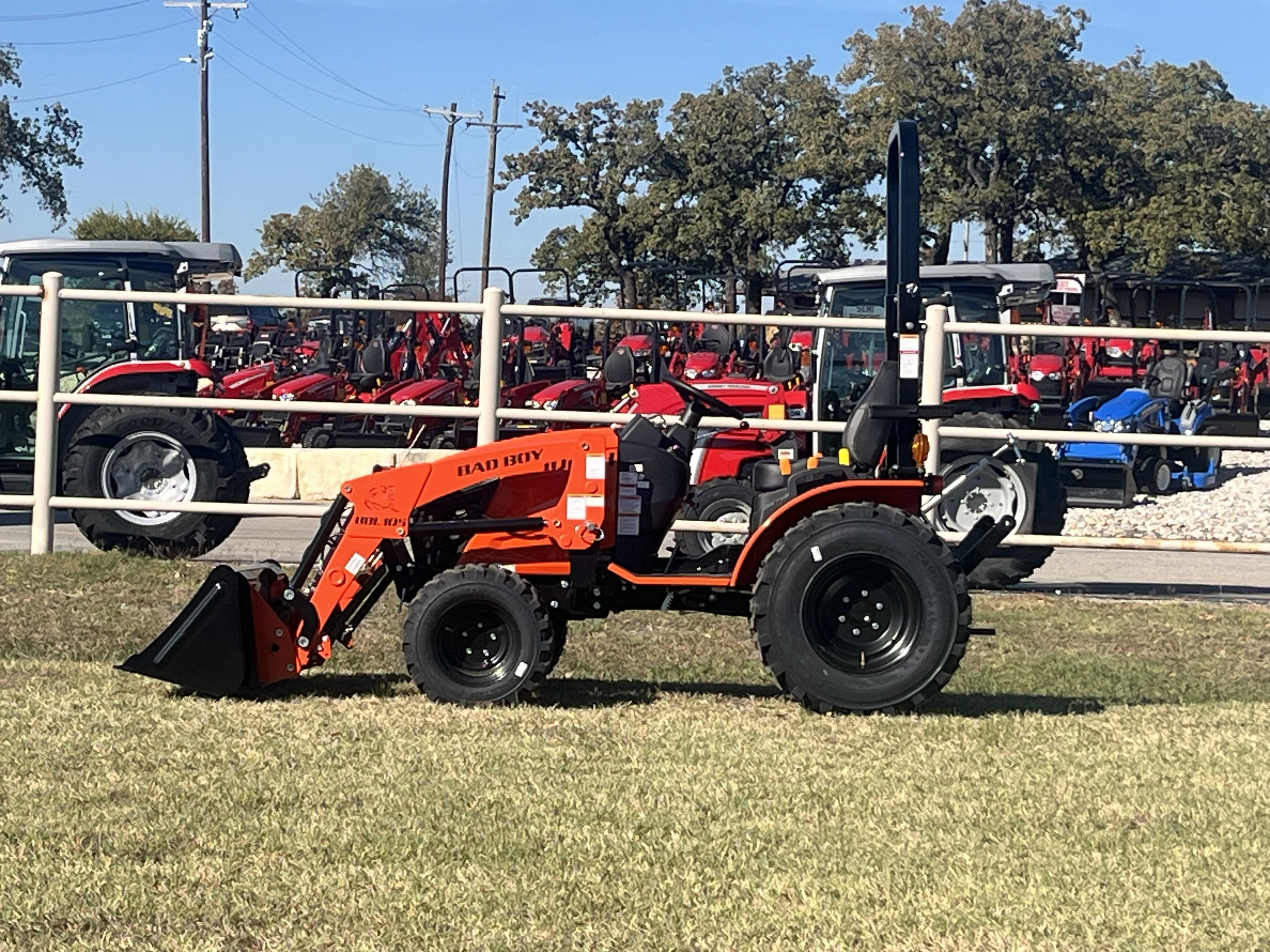 2026 BAD BOY TRACTOR 1025HIL W/ INDUSTRIAL TIRES & LOADER (ROPS) TRACTOR