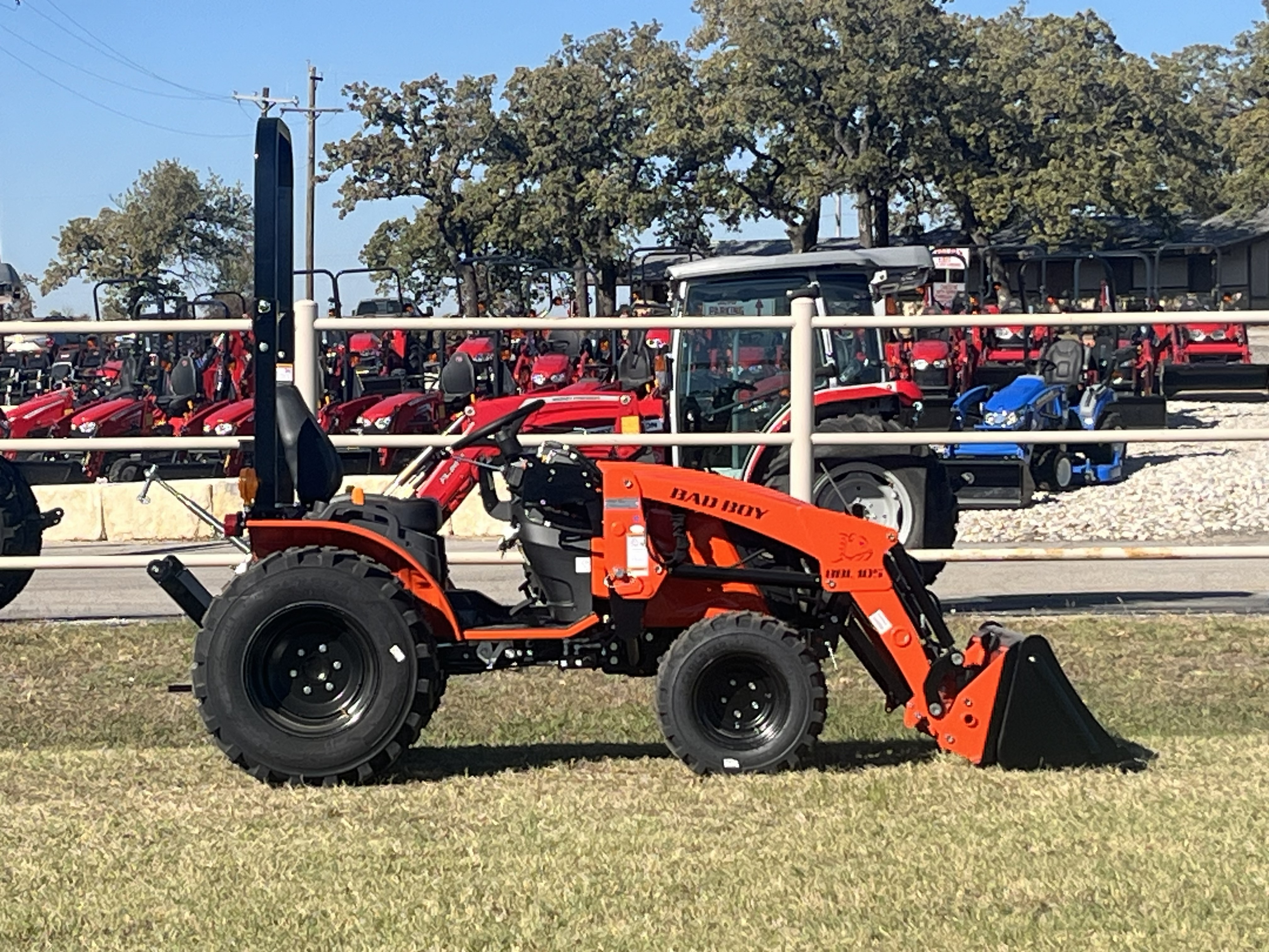 2026 BAD BOY TRACTOR 1025HIL W/ INDUSTRIAL TIRES & LOADER (ROPS) TRACTOR