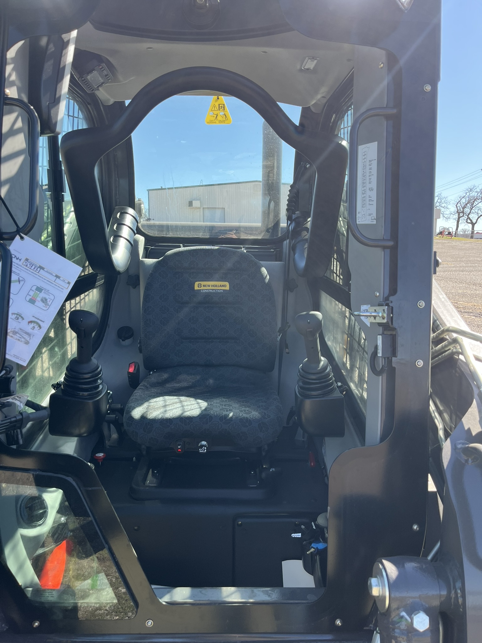 2027 NEW HOLLAND CONSTRUCTION C332 COMPACT TRACK LOADER W/ CAB & 78" BUCKET CONSTRUCTION